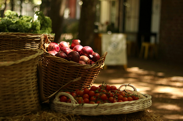 Basket woth fruits in it